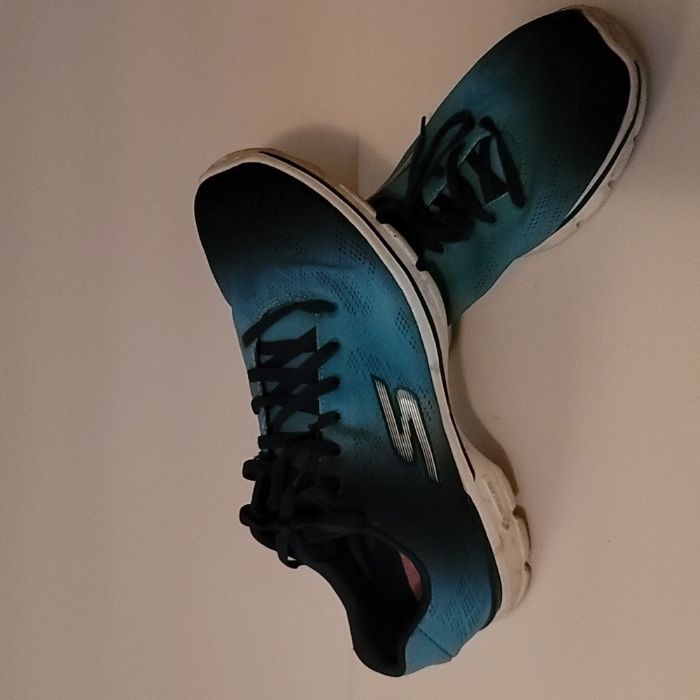 Skechers Go Walk 3 tennis shoes